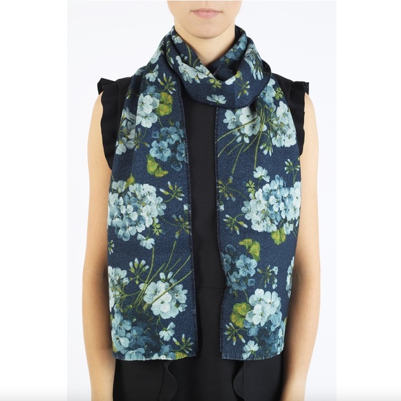 Gucci Blooms Floral Blue Wool Neck Scarf